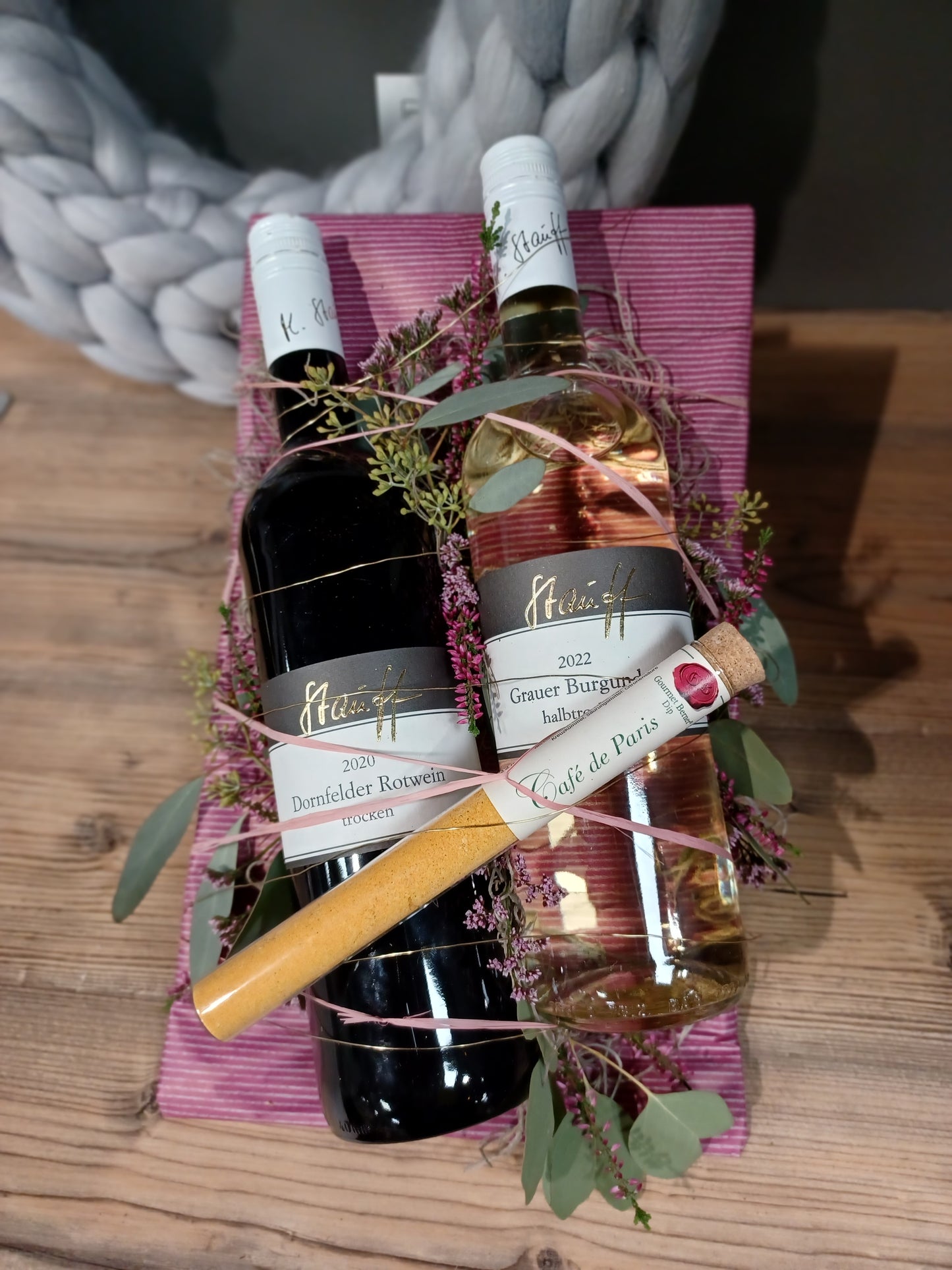 2 Weinflaschen + Dip dekorativ verpackt