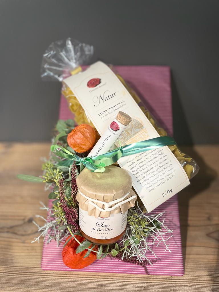 Nudeln + Tomatensauce + Gewürzröhrchen