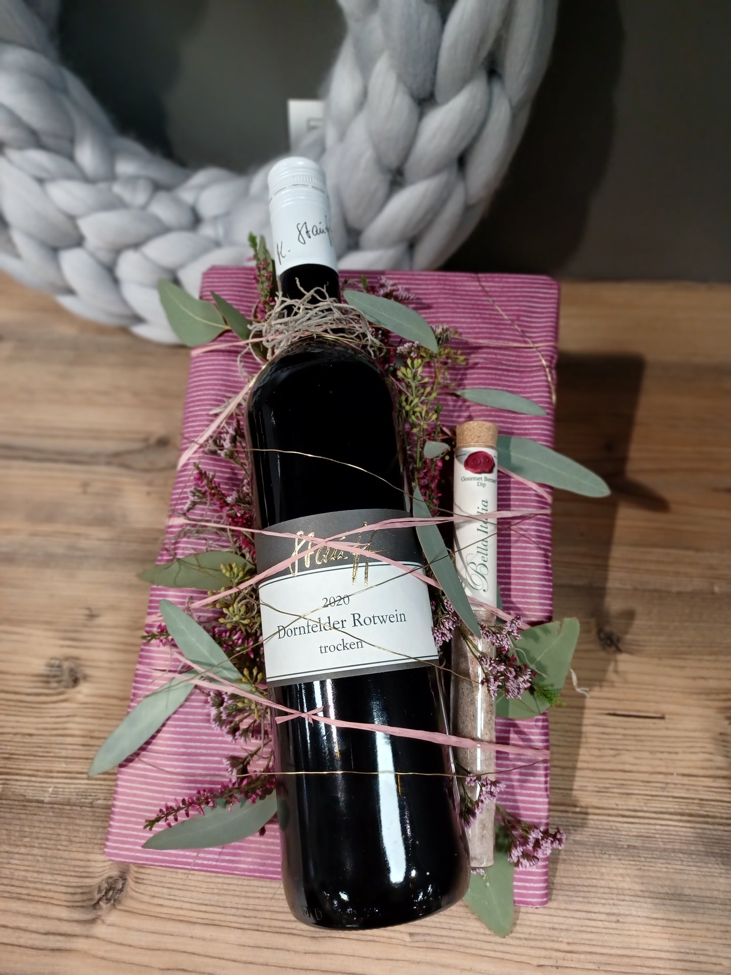 Weinpräsent dekorativ verpackt